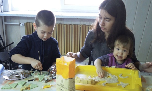 Maluchy i ich mamy przygotowywały m.in ozdoby świąteczne z masy solnej