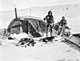 Namiot na polarnym obozowisku Amundsena ogrzewany piecykiem