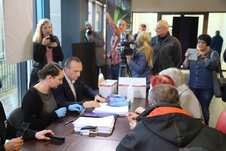 Prof. Krzysztof Szwagrzyk (IPN) w Węgierskiej Górce z rodzinami partyzantów