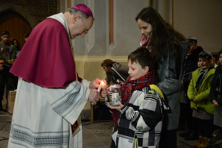 Światełko z Betlejem dotarło do katedry