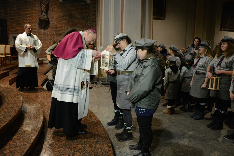 Światełko z Betlejem dotarło do katedry