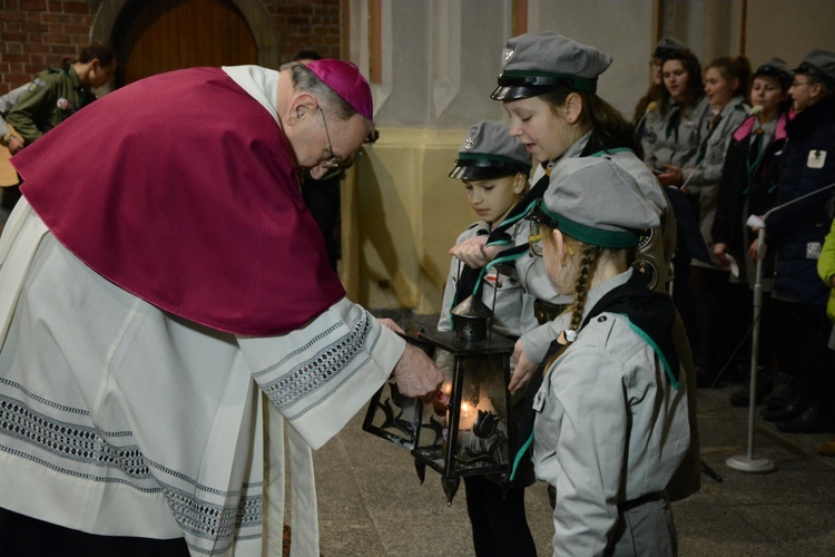 Światełko z Betlejem dotarło do katedry