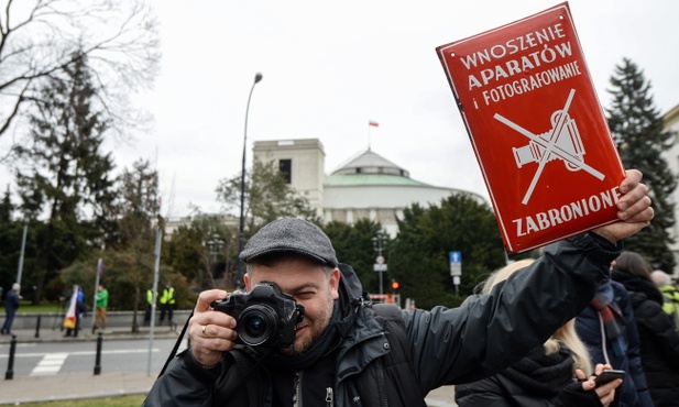 Pikieta dziennikarzy przeciwko planom ograniczeń dla mediów w Sejmie
