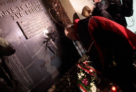 Moment złożenia kwiatów przed nowo odsłoniętą tablicą czterech ofiar stanu wojennego