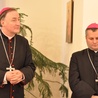 Bp Andrzej Jeż (z lewej) mianował bp. Leszka Leszkiewicza przewodniczącym komisji przygotowawczej V Synodu Diecezji Tarnowskiej