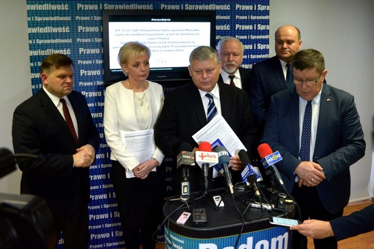Radomscy parlamentarzyści PiS (od lewej): Wojciech Skurkiewicz, Anna Kwiecień, Marek Suski, Dariusz Bąk, Andrzej Kosztowniak i Zbigniew Kuźmiuk