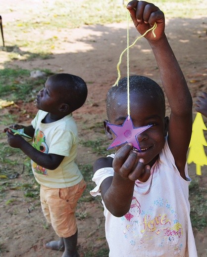 Takie gwiazdy zawisną na świątecznym drzewku w Gulu. 