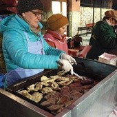 Atrakcją wigilijnego spotkania były pierogi, za którymi ustawił się długi ogonek chętnych do posmakowania.