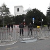 Wjazd do Sejmu otoczony barierkami