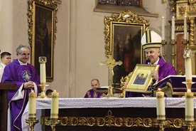 ▲	Bp Rudolf Pierskała otrzymał w prezencie obraz Matki Boskiej Bytomskiej. Po lewej ks. proboszcz Piotr Kopiec. 