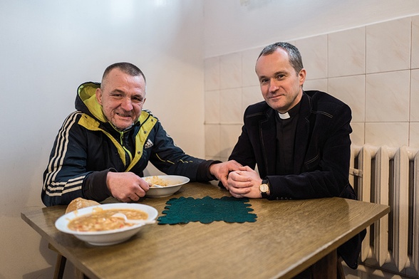 Ksiądz Janusz Chyła podczas rozmowy z panem Piotrem.