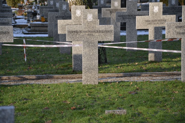 Na cmentarzu wojennym są pochowani także cywile, którzy zginęli podczas bombardowania Lublina 