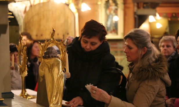 Po Mszy Świętej rozpoczęła się adoracja i uczczenie relikwii św. Jana Pawła II i św. Faustyny