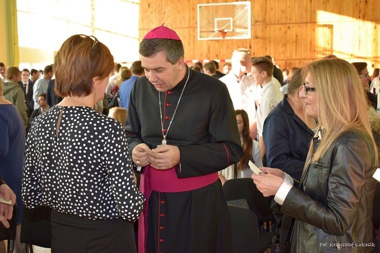 Opłatkiem z uczniami i nauczycielami dzielił się bp Wojciech Osial