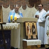 Ikony Matki Bożej i patronów Szkoły Ewangelizacji towarzyszyly wspólnotowemu nabożeństwu