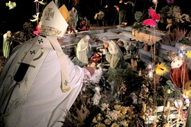 Uroczyste złożenie figury Dzieciątka w żłóbku symbolizowało narodzenie Jezusa