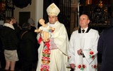 Bp Wojciech Osial niesie w procesji figurkę Jezusa