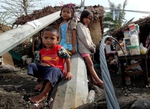 Tysiące ewakuowanych po przejściu tajfunu na Filipinach