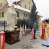 Ks. Jerzy Jurkiewicz błogosławi pomnik św. Brata Alberta w Librantowej