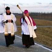 Bp Henryk Tomasik święci nową nekropolię w Opocznie