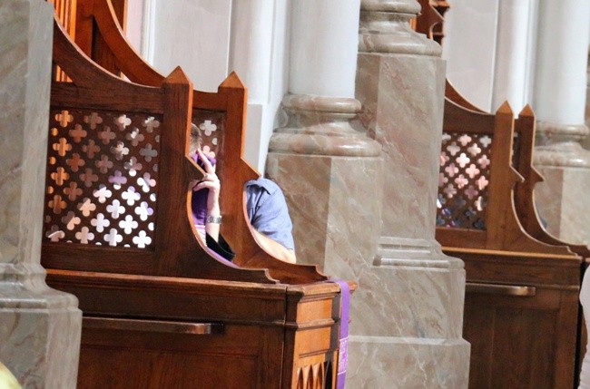 (Grudzień) Jako owoc Roku Miłosierdzia w radomskiej katedrze pozostaje stały dyżur w konfesjonale 