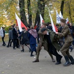 (Październik) Młodzeż z I i VI LO w Radomiu zorganizowała rekonstrukcję pierwszego w PRL protestu "My chcemy światła" 