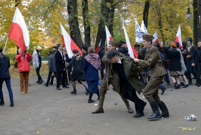 (Październik) Młodzeż z I i VI LO w Radomiu zorganizowała rekonstrukcję pierwszego w PRL protestu "My chcemy światła" 