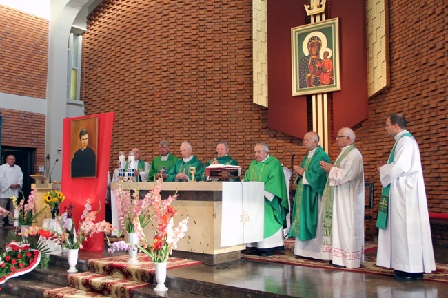 (Sierpień) W Pelagowie odbyły się uroczystości 40. rocznicy śmierci ks. Romana Kotlarza 