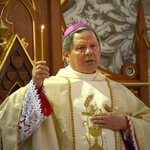 (Kwiecień) W radomskiej katedrze bp Henryk Tomasik przewodniczył liturgii z okazji 1050. rocznicy chrztu Polski 