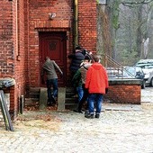 ▲	Brytyjska ekipa filmowa wchodzi do budynku stacji kolejowej w Jełowej.