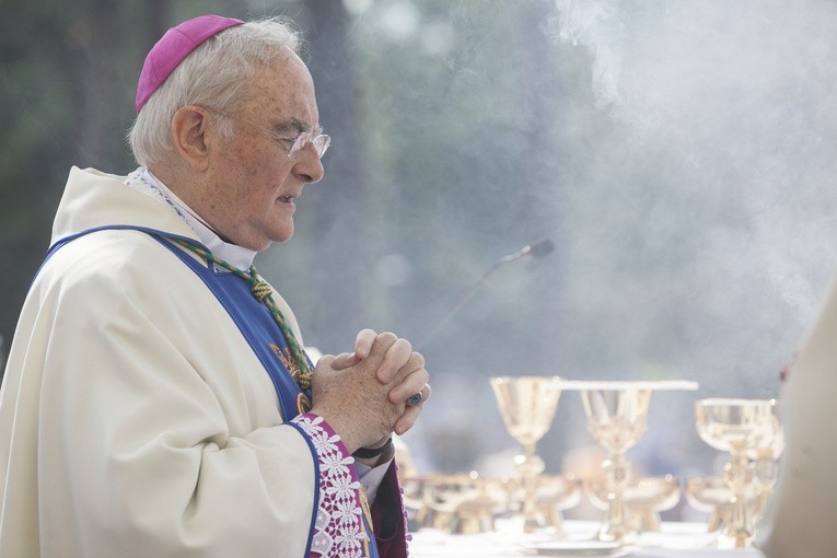 Abp Hoser ma malarię. Pozostaje w szpitalu