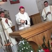 ▲	Liturgiczny obrzęd namaszczenia ołtarza.