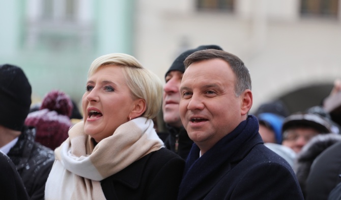 Prezydent Andrzej Duda z małżonką zaśpiewali kolędy na cieszyńskim rynku