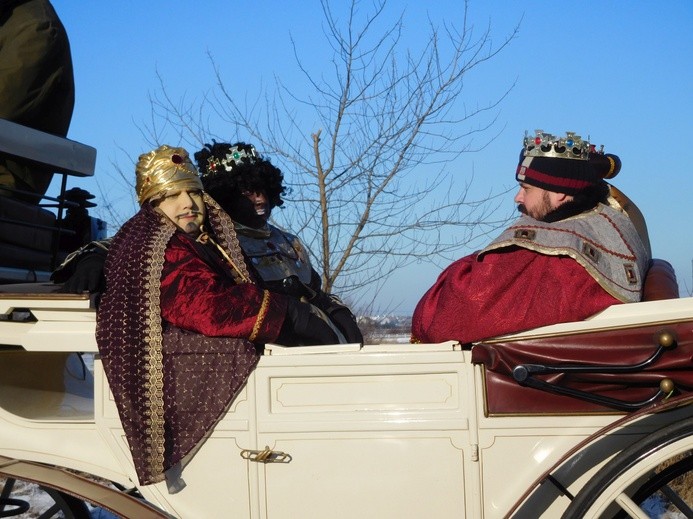 Trzej Mędrcy jechali na czele orszaku w eleganckim powozie