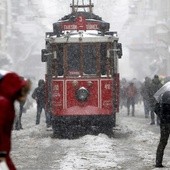 Metropolia w ciepłym kraju sparaliżowana przez śnieg
