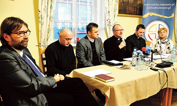 Uczestnicy konferencji prasowej zapowiadającej międzynarodowy kongres ekumeniczny.