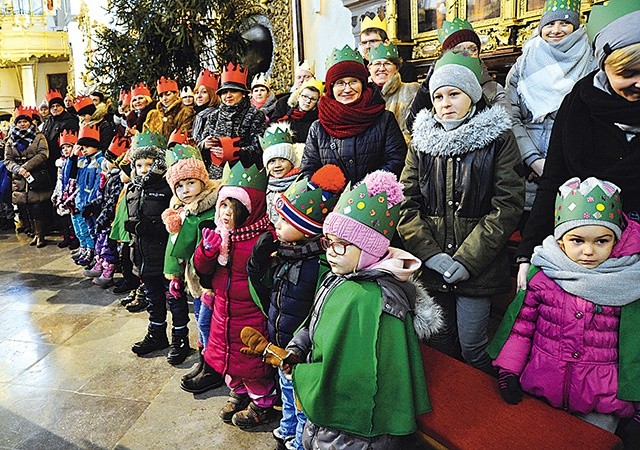 ▲	Pułtusk. Dzieci nie mają złota, kadzidła i mirry, ale przekazują Jezusowi gorącego całuska – to pułtuska tradycja, która od lat towarzyszy obchodom uroczystości Objawienia Pańskiego w bazylice kolegiackiej.