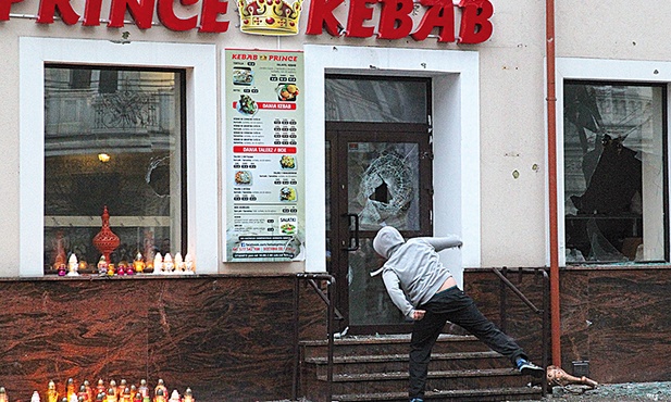 Bar Prince Kebab, przed którym w noc sylwestrową zginął ugodzony nożem 21-letni mieszkaniec Ełku. Przed lokalem dochodzi do zamieszek. 
1.01.2017. Ełk