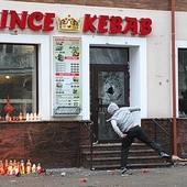 Bar Prince Kebab, przed którym w noc sylwestrową zginął ugodzony nożem 21-letni mieszkaniec Ełku. Przed lokalem dochodzi do zamieszek. 
1.01.2017. Ełk