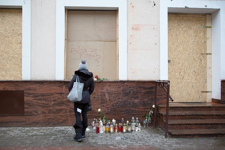 Mieszkańcy Ełku zatrzymują się w miejscu, gdzie od ciosu nożem zginął Daniel.