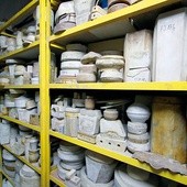 Oryginalne formy  do produkcji są prawdziwym skarbem Fabryki Porcelany.