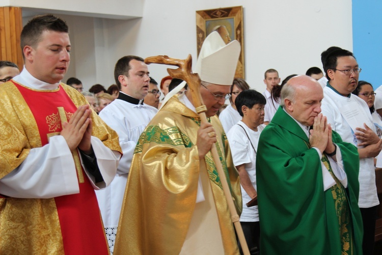 Goście ŚDM z bp. Wiesławem Krótkim na Trzycatku