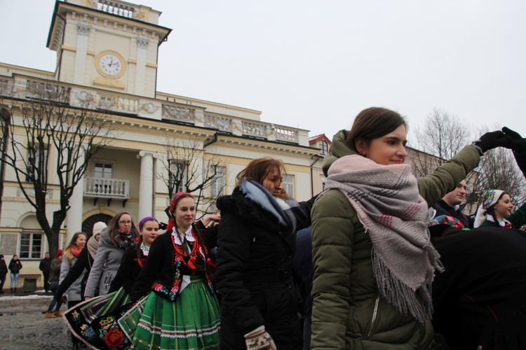 Polonez maturzystów w Łowiczu