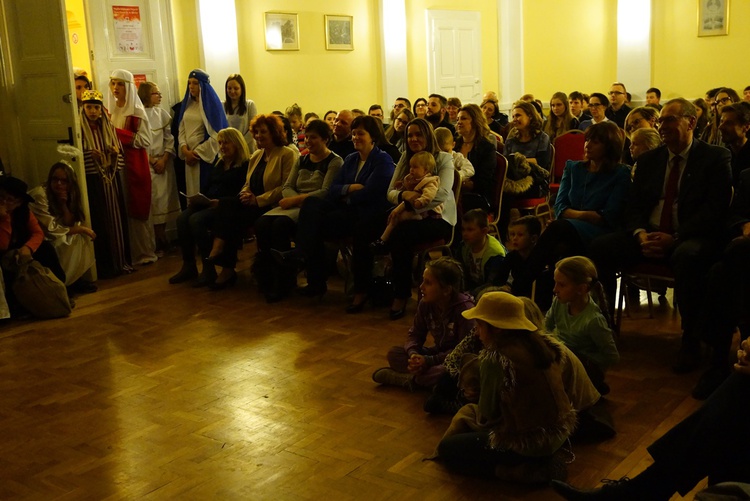 Podopieczni Domu Dziecka kolędują z Anną Wyszkoni