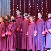 Schola "Dzieci św. Mikołaja" ze Świebodzic na scenie festiwalowej