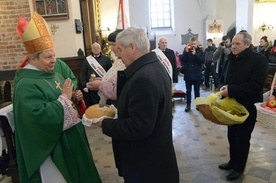 W procesji z darami rolnicy przynieśli chleb, najbardziej podstawowy symbol ich pracy