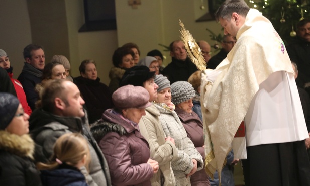 Ks. Mirosław Wądrzyk udzielił wszystkim zgromadzonym w świątyni błogosławieństwa Najświętszym Sakramentem