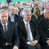 Od lewej: Marian Niemirski, starosta przysuski, Stanisław Karczewski, marszałek Senatu RP, i bp Henryk Tomasik