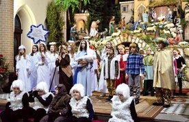 Jasełka „Jesteś Królem” w wykonaniu uczniów szkoły podstawowej w Borkach Wielkich. 