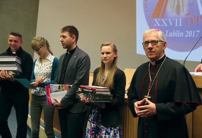 Obok metropolity katowickiego stoją Patrycja Abucewicz  z ks. Szymonem Resiakiem oraz Joanna Domżał  z ks. Damianem Szostokiem. 